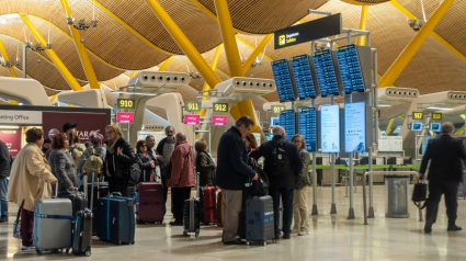 Pasajeros esperando a hacer el chek in en el aeropuerto Madrid-Barajas Adolfo Suárez