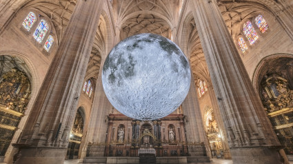 La Luna baja a la Catedral de Segovia