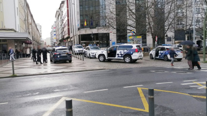 Varios coches y agentes de la Policía Nacional y Policía Local de Ferrol en la zona del incidente