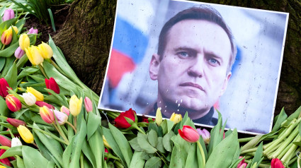 2WK9NTR Bristol, UK. 19th Feb, 2024. Floral tributes have been left for the late Russian dissident Alexei Navalny on College Green in Bristol. Credit: JMF News/Alamy Live News