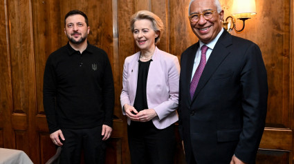 Reunión en Múnich entre el presidente de Ucrania, Volodimir Zelenski, la presidente de la Comisión Europea, Ursula Von der Leyen, y el presidente del Consejo Europeo, António Costa