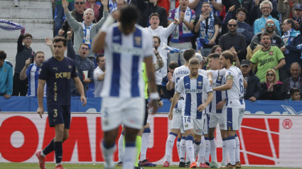 Los jugadores del Leganés celebran tras marcarle un gol al Deportivo Alavés