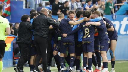 Los jugadores del Alavés celebran el gol de Joan Jordán