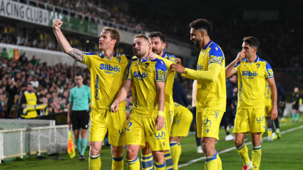 Ontiveros y sus compañeros celebrar el primer gol del Cádiz en El Sardinero