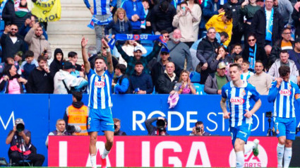 Roberto Fernández celebra su gol al Athletic, su segundo en LaLiga.