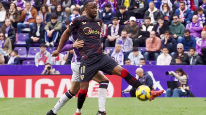 VALLADOLID, 16/02/2025.-El delantero del Sevilla Dodi Lukebakio, durante el partido de la jornada 24 de LaLiga EA Sports entre el Valladolid y el Sevilla, este domingo en el estadio José Zorrila.-EFE/R. García