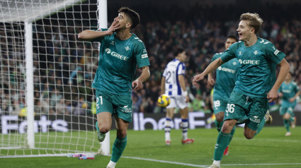 Marc Roca celebra el Betis 2 - Real Sociedad 0