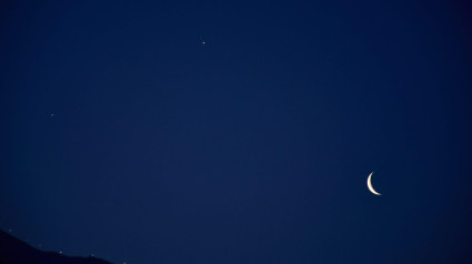 Se ve una luna creciente junto con Venus durante una rara alineación de cuatro planetas, Venus, Júpiter, Marte y Saturno en Srinagar.