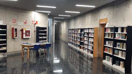 Pasillo del Centro Cívico donde se instalaron parte de los recursos bibliográficos