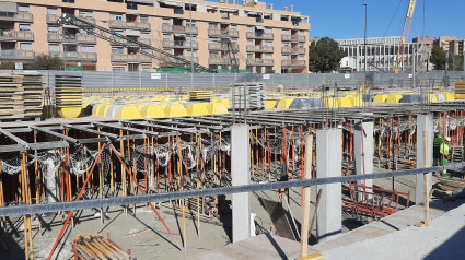 Obras de construcción del aparcamiento disuasorio de la zona de bajas emisiones en la calle Periodista Ángela Ruiz de Lorca