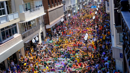 La calle Triana, llena de aficionados al baloncesto