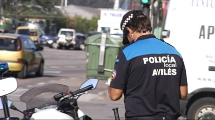 Un Policía Local de Avilés durante un control