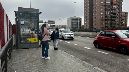 Pasajeros esperando en una de las paradas de Conde de Casal