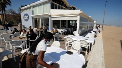 Uno de los restaurantes del paseo marítimo de Valencia