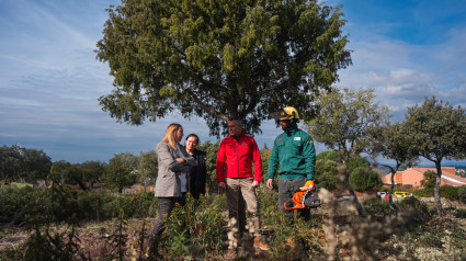 Novillo, con la alcaldesa en el área de La Berzosa donde los retenes están trabajando