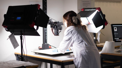 Especialistas de la Universidad recuperando las fotos dañadas por la DANA