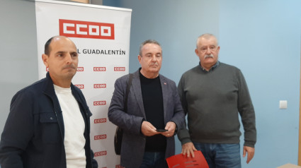 El secretario general de CCOO en la Región, Santiago navarro, entre el secretario de Empleo, Victor romera, y el secretario comarcal, Ángel Torregrosa.