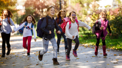 Niños de primaria corriendo