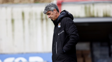 Imanol Alguacil pensativo durante un entrenamiento en Zubieta