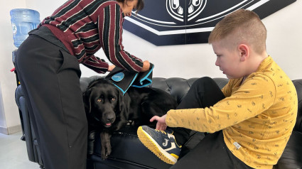 Xuan y Boni: la amistad surgida entre un niño con autismo y un perro en una peluquería de Asturias