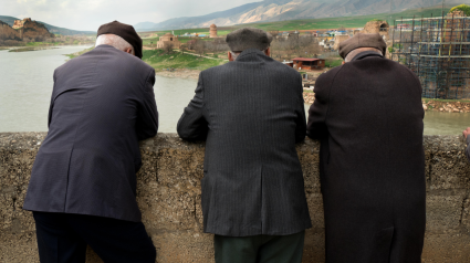 Tres personas mayores en un puente