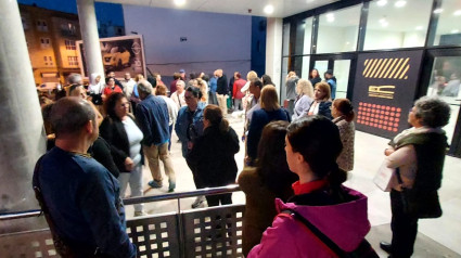 Vecinos de Tamaraceite a las puertas del Centro Cultural Jesús Arencibia