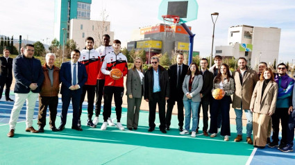 La alcaldesa de Granada, Marifrán Carazo, en el centro en la imagen, ha presentado las nuevas instalaciones deportivas del Parque Miguel Ríos