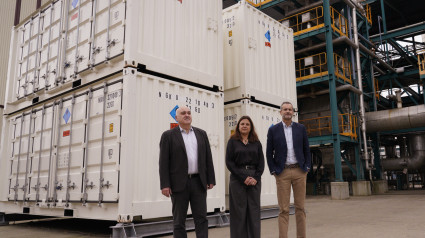 a directora de la Fundación Ciudad de la Energía, Yasodhara López, junto a los responsables de las áreas de I+D+i, Javier Quiñones (I) y Alberto Gómez (D), durante la presentación sobre los proyectos implementados en ese campo