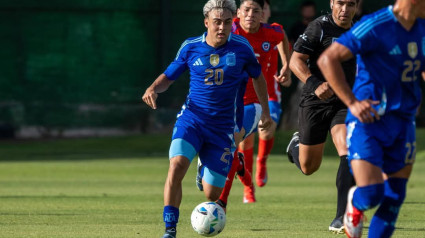 Álex Woiski en un partido con Argentina