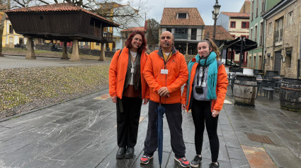 Valery Badillo, Adrián Fernández y Nuria Fernández en El Carbayedo, punto por el que pasan durante sus visitas