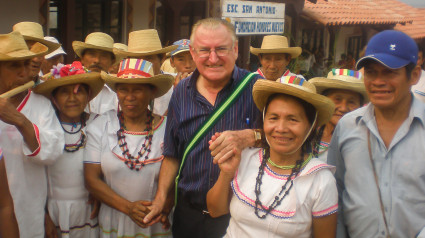 Nicolás Castellanos con grupo de mujeres en la inauguración de la escuela en San Antonio de Lomerío, primer municipio indígena de Bolivia en el año 2009