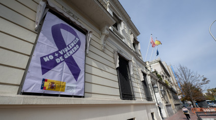 Cartel contra la violencia de género en la sede de la Delegación del Gobierno de Madrid