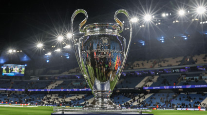 El trofeo de la Liga de Campeones durante el partido de eliminatorias de la Liga de Campeones de la UEFA entre el Manchester City y el Real Madrid en el estadio Etihad, Manchester, Reino Unido, el 11 de febrero de 2025