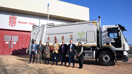 El diputado de Agua, Promoción Agraria y Medio Ambiente, Antonio Mancilla, junto al presidente de la Mancomunidad de Municipios Ribera Baja del Genil, Fernando Delgado, ha presidido el acto de recepción de dos vehículos de recogida de residuos