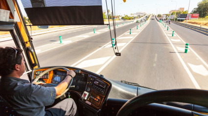 Viaja en autobús a Madrid y lo que hace el conductor al arrancar sorprende a los pasajeros: "Agarren el volante"