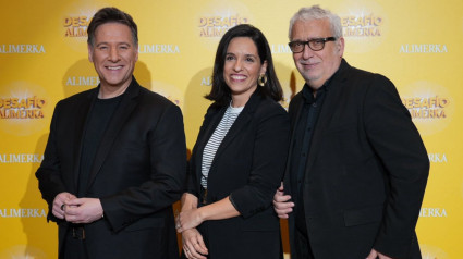 La directora comercial de Alimerka, María Barrados, entre los humoristas Carlos Latre y Leo Harlem