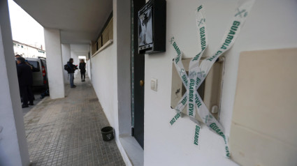 MONTILLA (CÓRDOBA), 21/02/2025.- Agentes de la Guardia Civil continúan la investigación del hallazgo de los cadáveres de una mujer de 42 años y un hombre de 32 años este jueves en el interior de una vivienda de la calle Rafael Alberti de Montilla (Córdoba). EFE/Salas