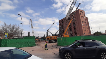 Maquinaria y coches en el cruce de la Alameda de Cervantes y la plataforma ferroviaria que será soterrada