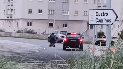 Circula con un scooter de movilidad entre coches en A Coruña