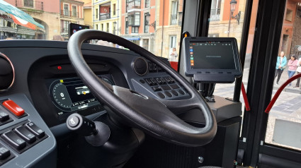 Puesto del conductor de los primeros buses eléctricos de Gijón