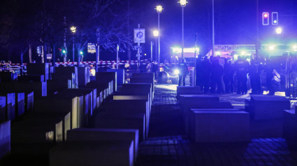 La policía trabaja en el lugar del crimen en el Memorial del Holocausto en Berlín (Alemania)