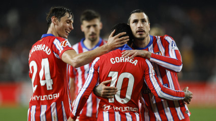 Correa celebra con sus compañeros el tercer gol del Atlético de Madrid