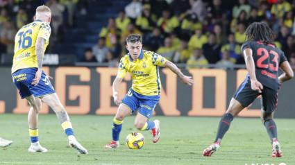 Alberto Moleiro en acción del partido ante el FC Barcelona