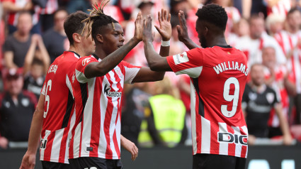 BILBAO (ESPAÑA), 23/02/2025.- El delantero del Athletic Nico Williams (c) celebra su segundo gol durante el partido de LaLiga entre el Athletic Club y el Real Valladolid disputado en San Mamés, Bilbao este domingo. EFE/ Luis Tejido