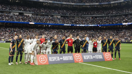 Los jugadores del Real Madrid y Girona posan junto al lema de los árbitros