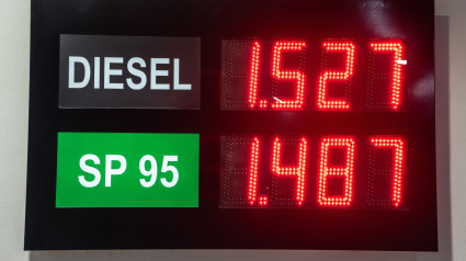 Surtidor de gasolina en España que muestra precios por litro de diésel y gasolina de 95 cc. Tomada en Alicante, España, en enero de 2023