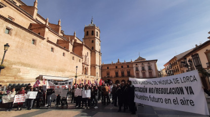 Protestas ciudadanas ante el Ayuntamiento de Lorca