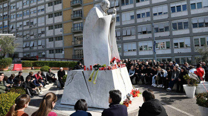 Numerosas personas se reúnen a las puertas del Hospital Gemelli para rezar por el Papa Francisco