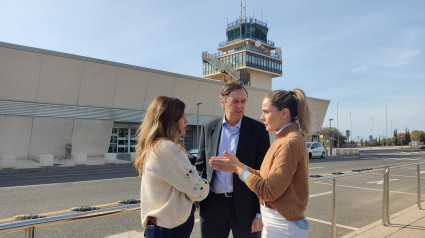 Diputados nacionales del PP en el aeropuerto.