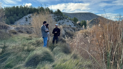 Concejales y vecinos de Doña Inés en el paraje protegido del Monte Tornajo